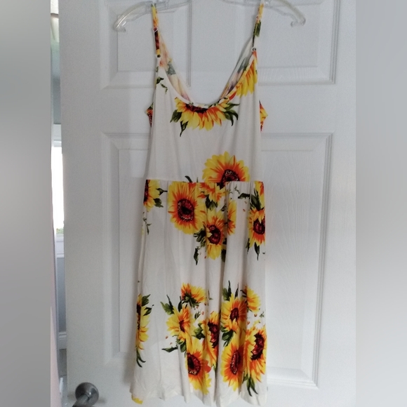 Size small (4-6) white floral dress - Picture 3 of 3